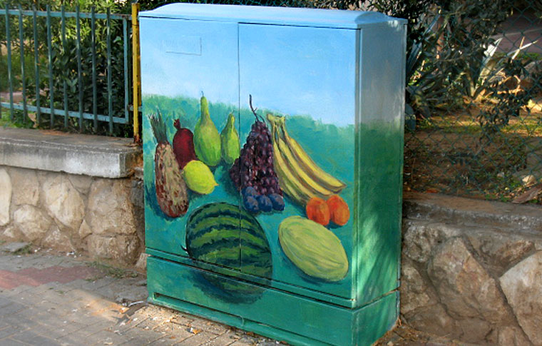 ציור של פירות על ארון חשמל