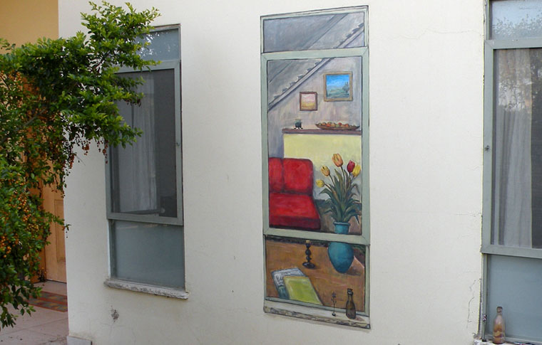 ציור על קיר חיצוני של חלון מצויר