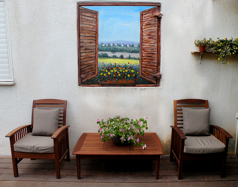 ציור קיר של חלון פתוח בכניסה לבית