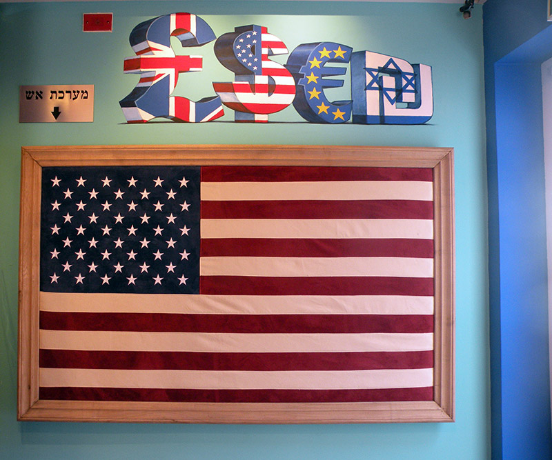 ציורי קיר של סמלי כסף ודגל אמריקה