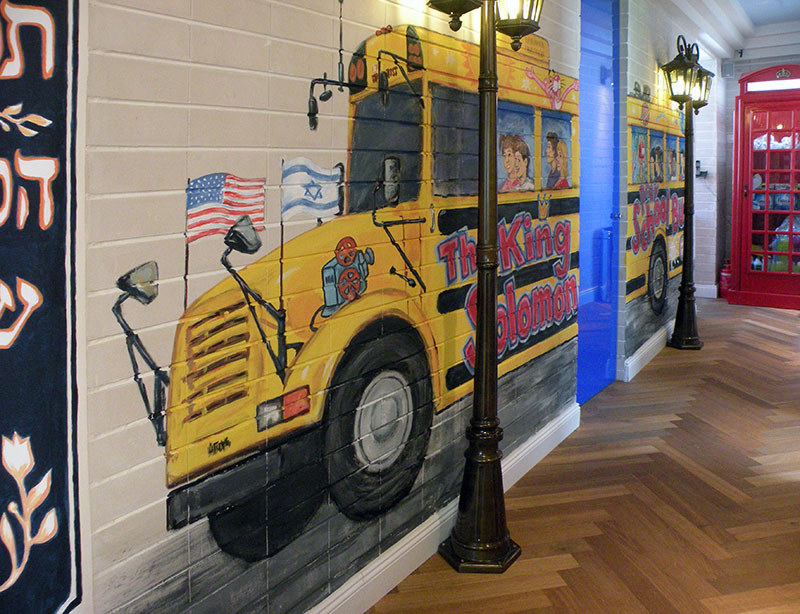 ציורי קיר של אוטובוס צהוב בגן ילדים