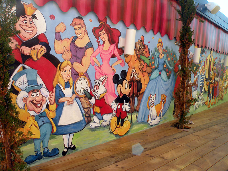 דמויות מצוירות על גדר של גן ילדים