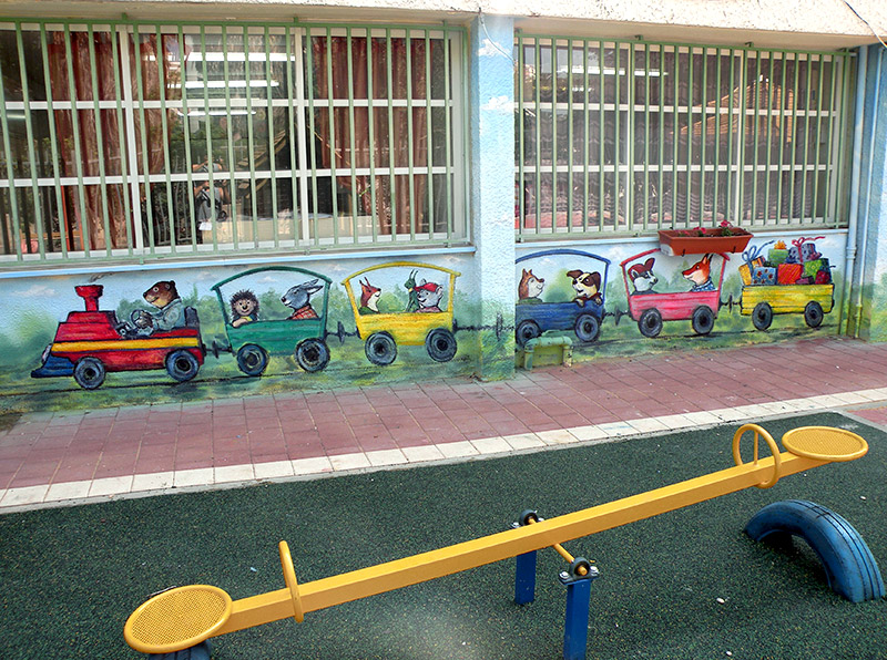ציורי קיר של רכבת בגן ילדים