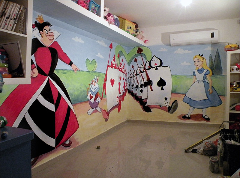 ציורי קיר עליסה ומלכת הלבבות בגן ילדים