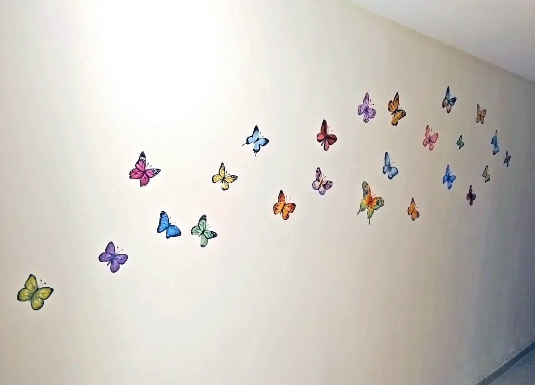 ציורי קיר של פרפרים בגן ילדים
