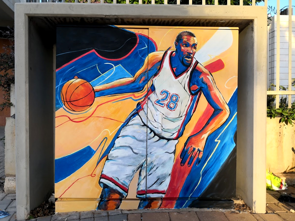 ציור של שחקן כדורסל על ארון חשמל בנתניה