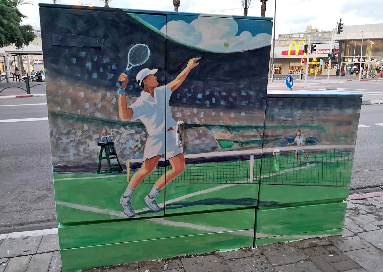 ציור של שחקני טניס על ארון חשמל בנתניה