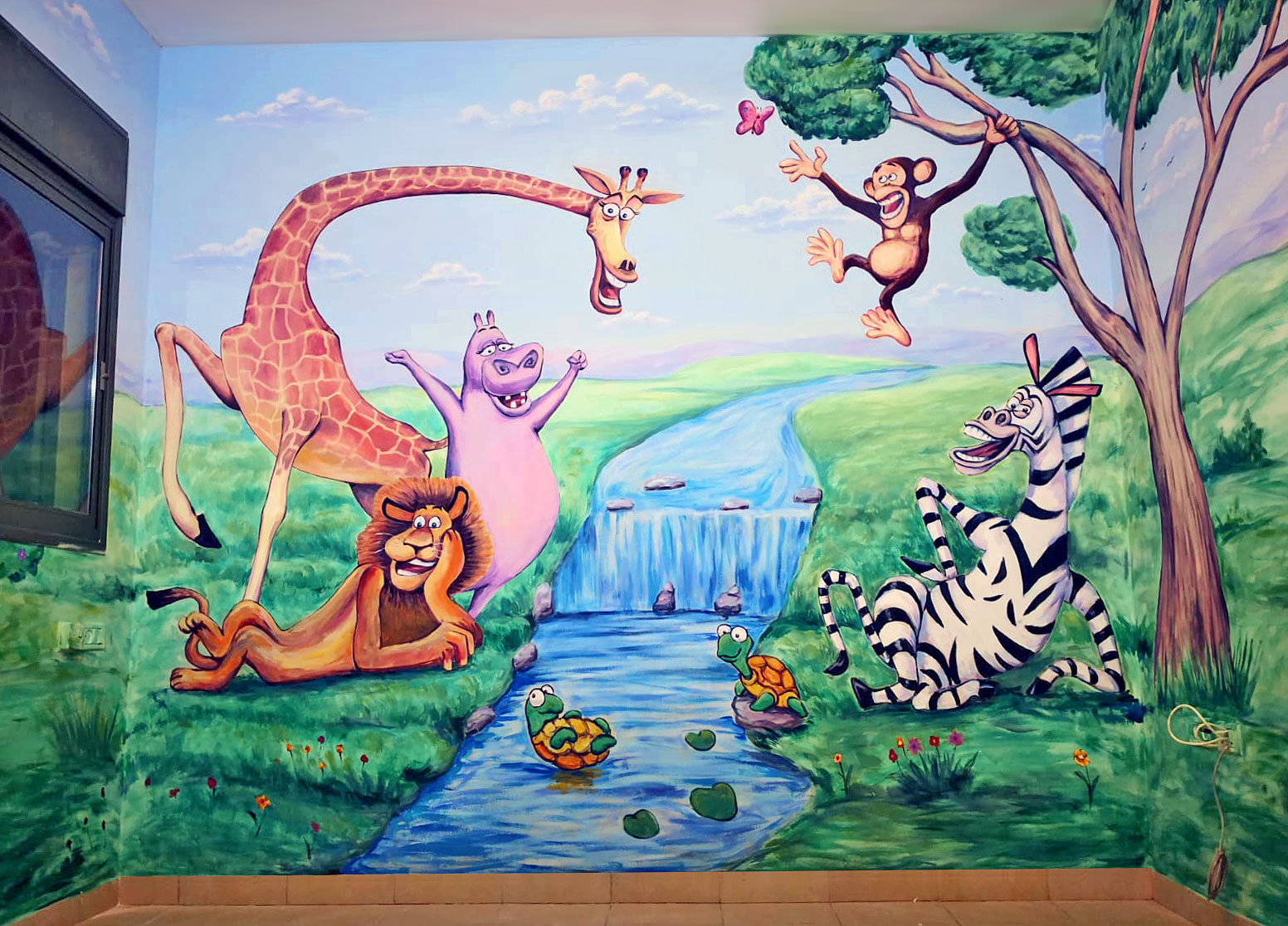 ציור קיר בחדר ילדים של דמויות של חיות שמחות ליד הנהר