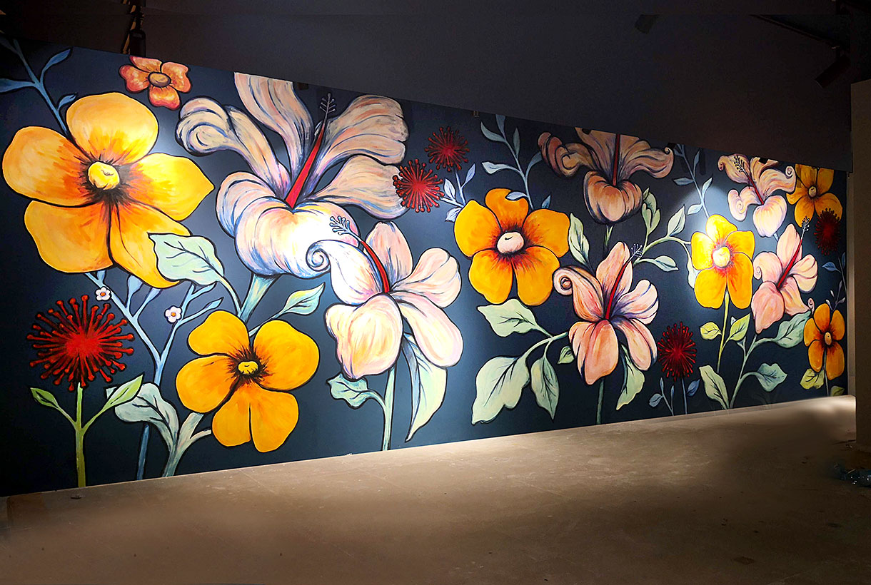 ציור קיר של פרחים בחנות בגדים בכיכר המדינה