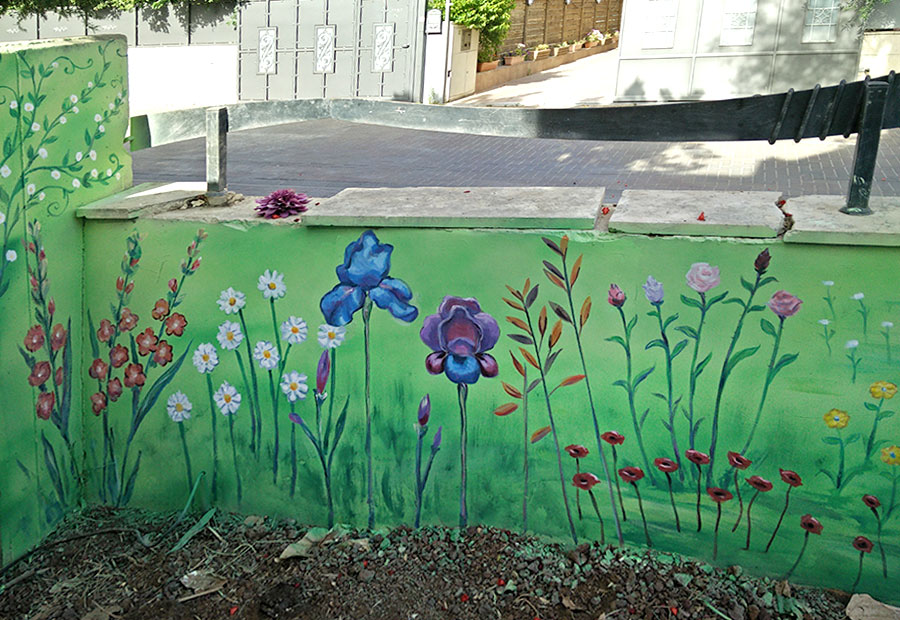 ציור של פרחים על הגדר בחצר הבית