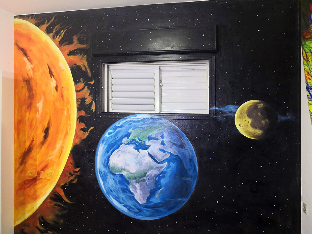 ציור קיר בחדר נוער - שמש, כדור הארץ והירח