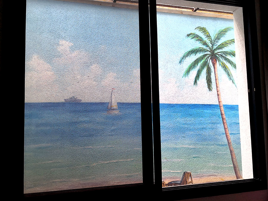 ציור על קיר של נוף ימי דרך החלון