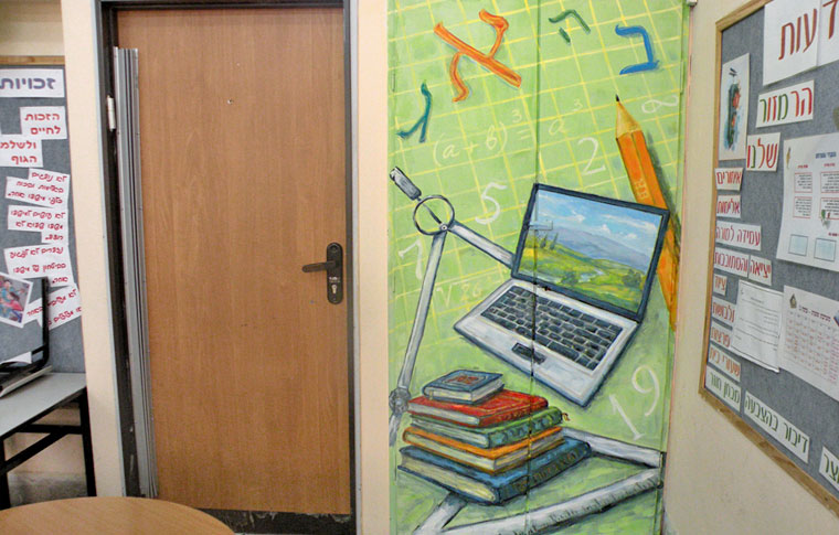 ציורי קיר מחשב וספרים על ארון