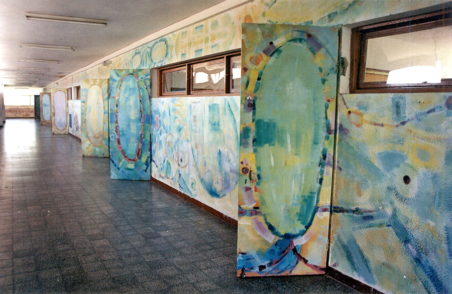 ציורי קיר אבסטרקטיים במסדרון