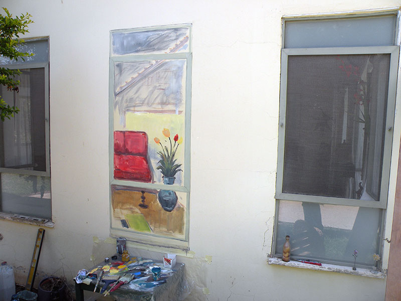ציור של חלון על קיר חיצוני באמצע עבודה