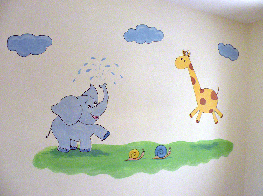 ציור קיר דמויות של פיל, ג'ירפה ושני חלזונות לחדר תינוקות