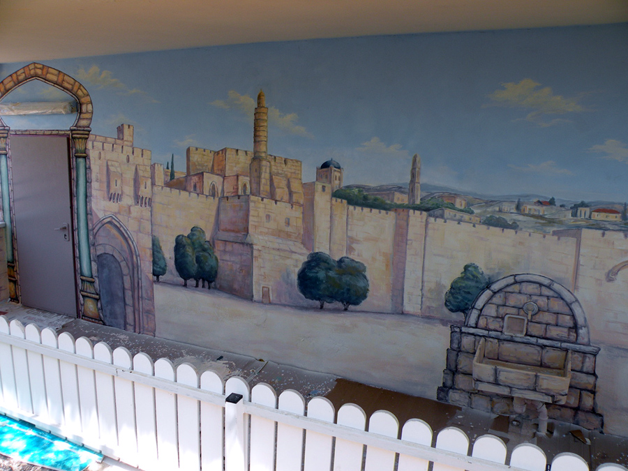 ציור קיר של מגדל דוד על קיר של בית הכנסת