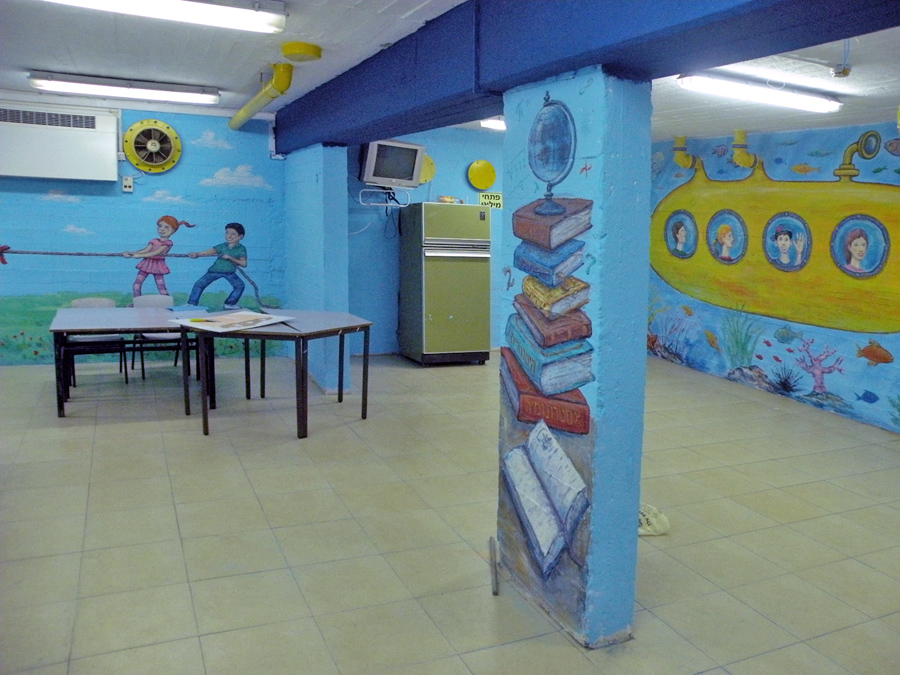 ציורי קיר במקלט בבית ספר