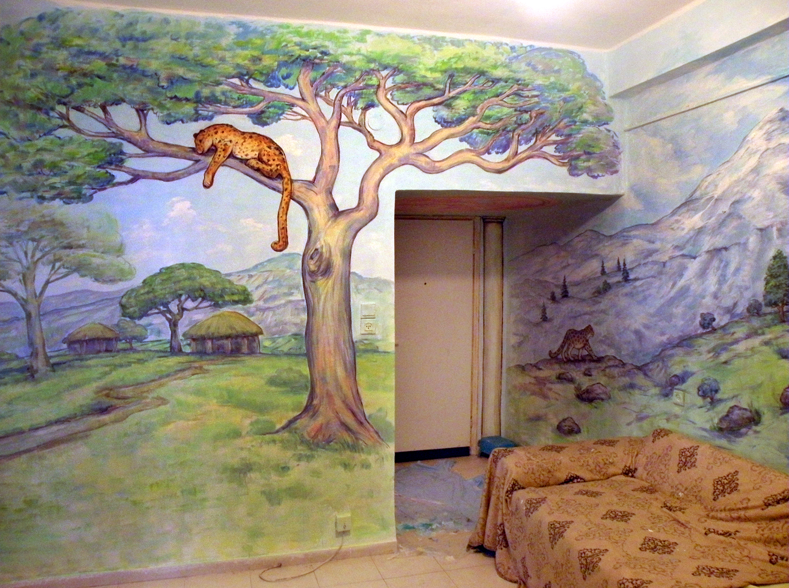 ציור קיר של נמר על העץ