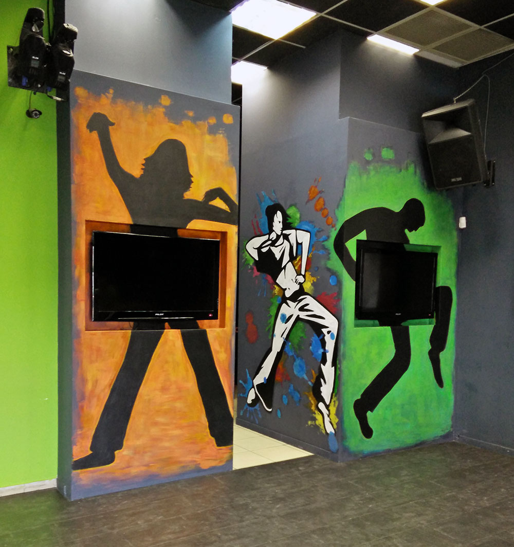 ציורי קיר של רקדנים במועדון