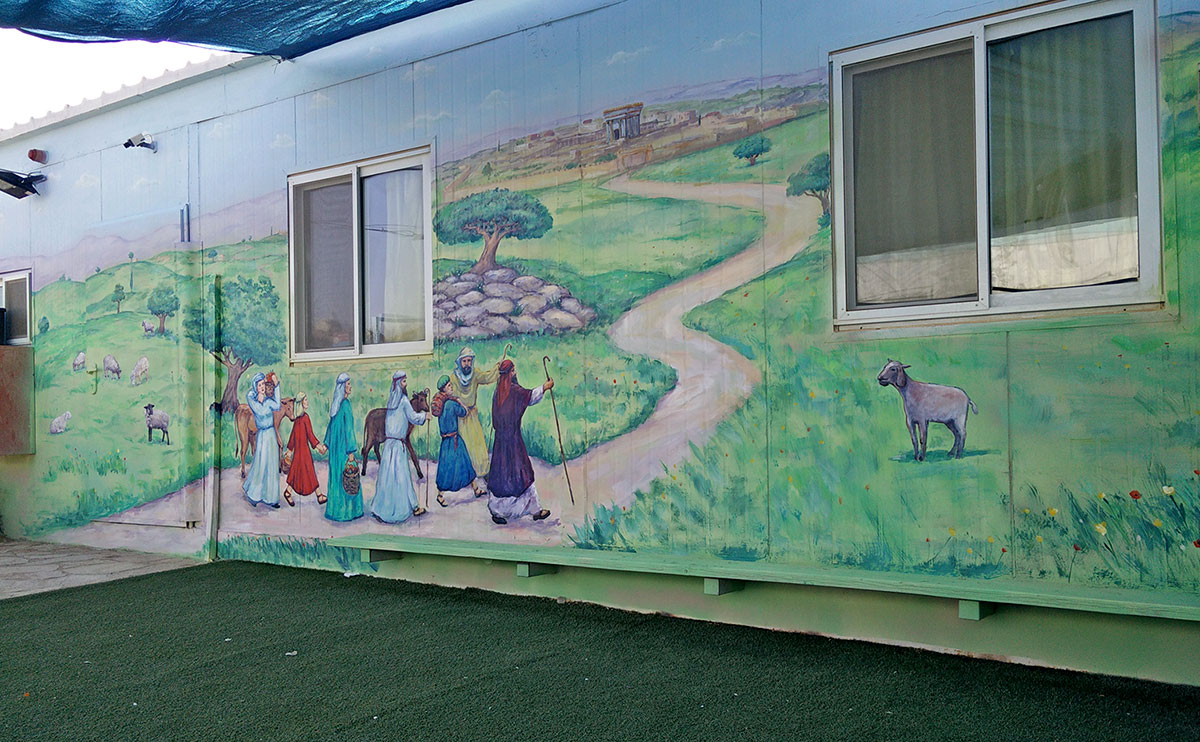ציור קיר בגן ילדים של יהודים הולכים לבית המקדש