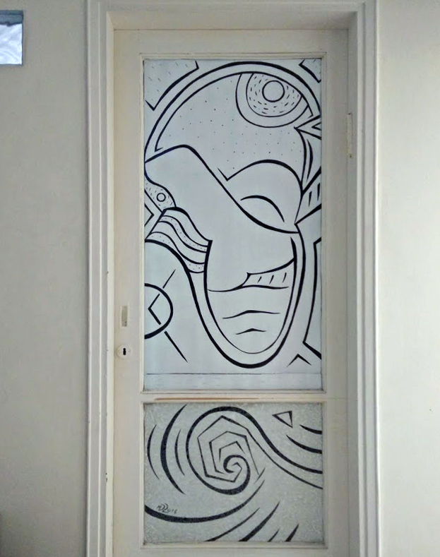 ציור אבסטרקטי שחור לבן על דלת