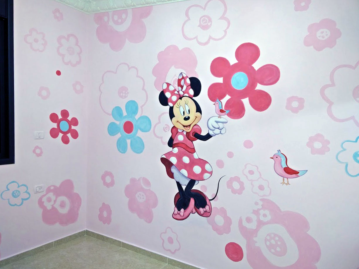 ציור של מיקי מאוס ועיצוב חדר של תינוקת