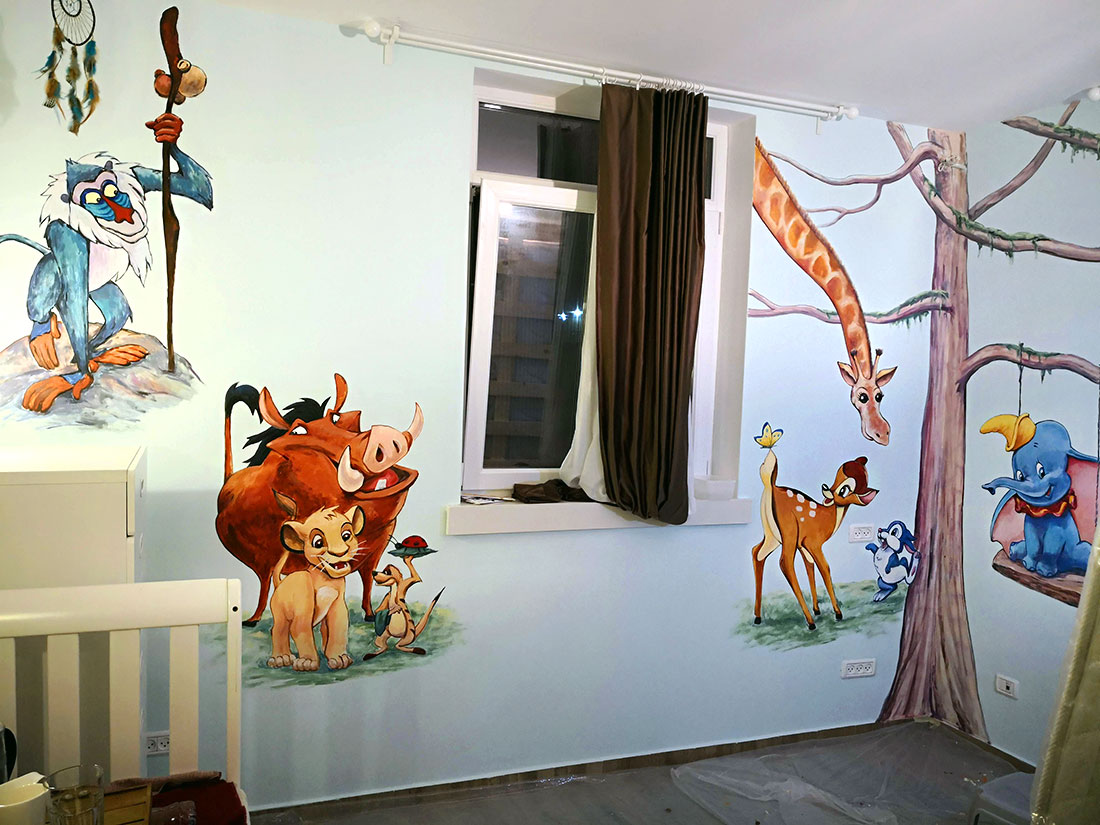 עיצוב חדר של תינוק עם דמויות מהסרטים מצוירים באמצעות ציורי קיר