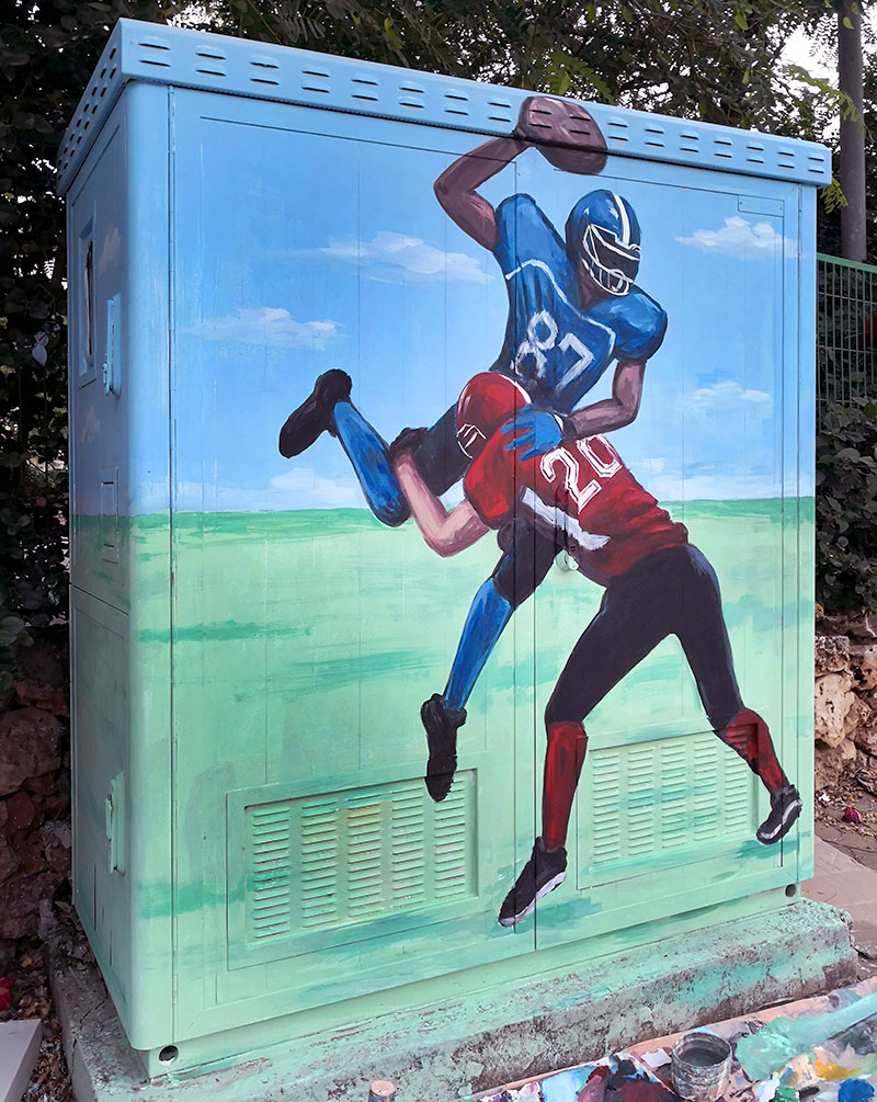 ציור על ארון חשמל של כדורגל אמריקאי