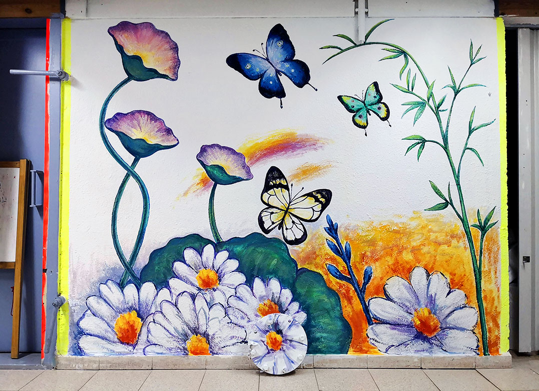 ציור קיר של פרחים במקלט של ספרייה בתל מונד