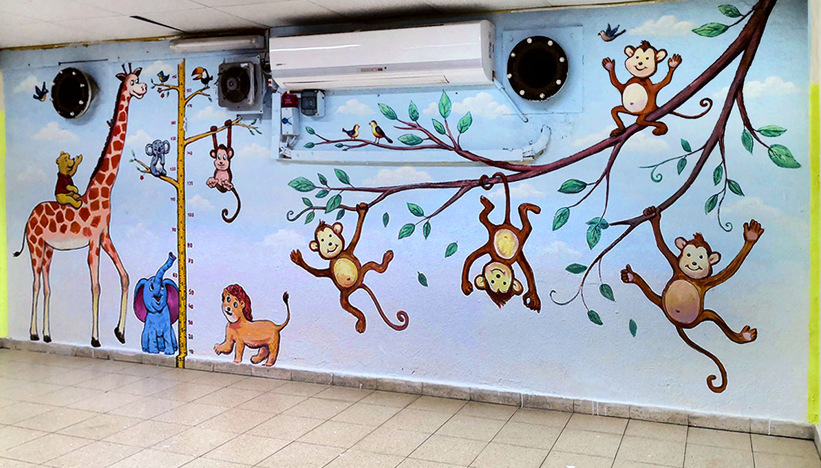 ציורי קיר לילדים קטנים במקלט של ספרייה בתל מונד