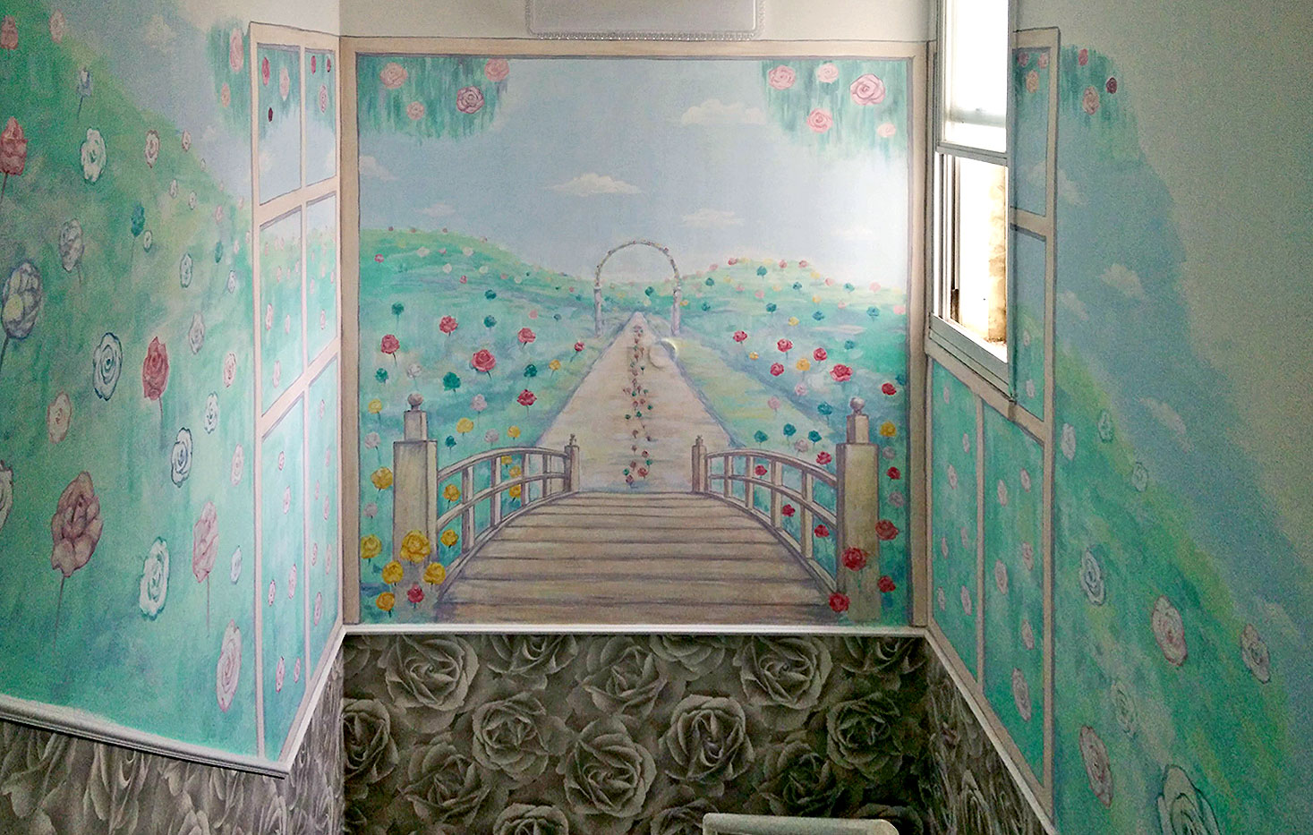 ציורי קיר של נוף עם ורדים בחדר מדרגות של בית הפרטי
