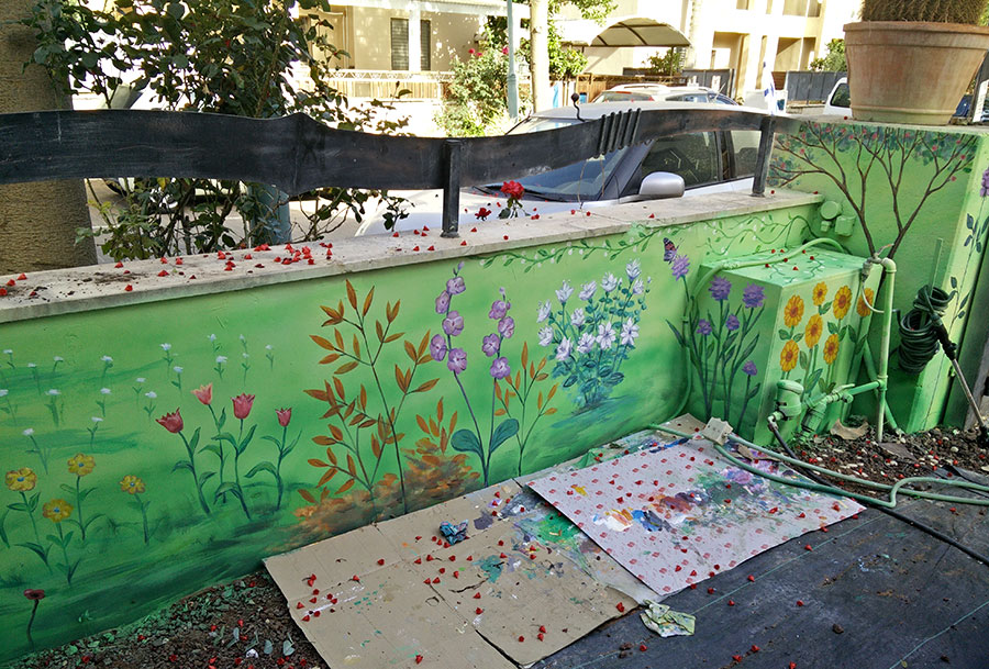 ציור של פרחים על הגדר ארוך בחצר הבית