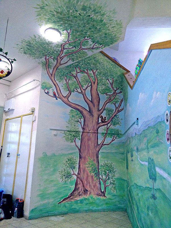 ציור של עץ בבית ספר