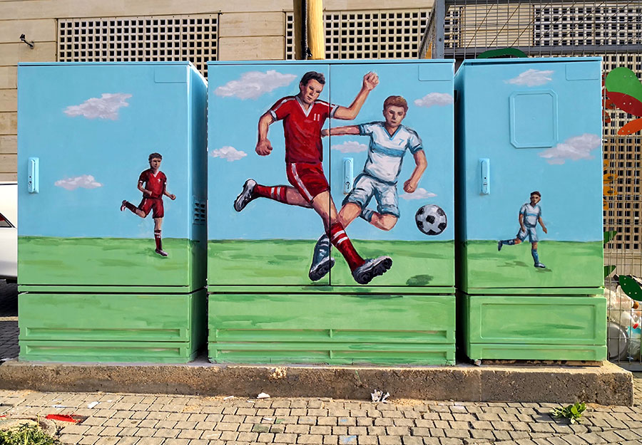 ציור של כדורגל על ארונות חשמל בנתניה