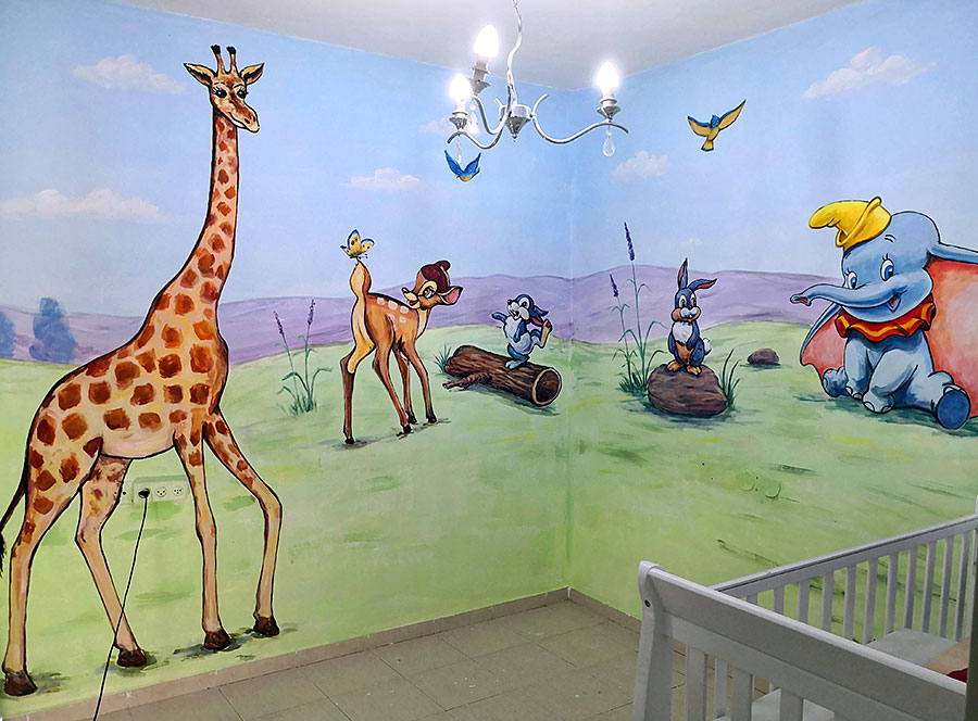 ציור קיר של דמויות לחדר תינוקות