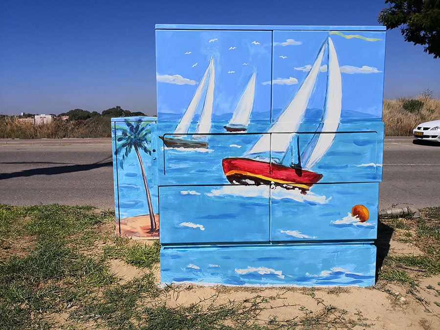 ים ומפרשיות ציור על ארון חשמל