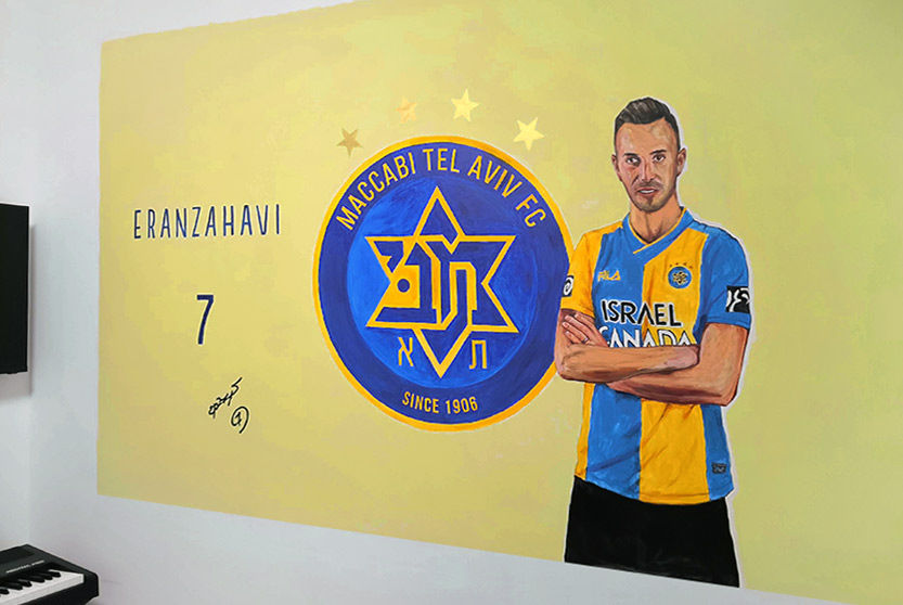 ציור קיר של שחקן הכדורגל וסמל מכבי תל אביב